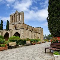 СЕВЕРЕН КИПЪР – МЕЖДУ ДВА СВЯТА